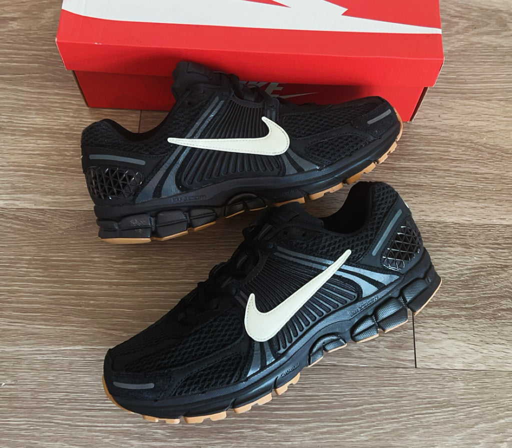 NIKE V MAX BLACK WHITE GUM BOTTOM