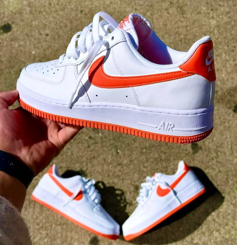 NIKE AIR FORCE 1 WHITE ORANGE BOTTOM