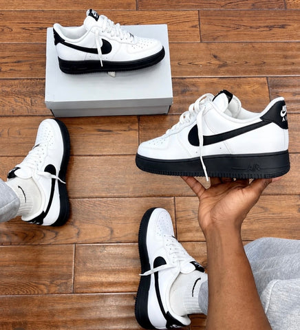 NIKE AIR FORCE 1 WHITE BLACK BOTTOM