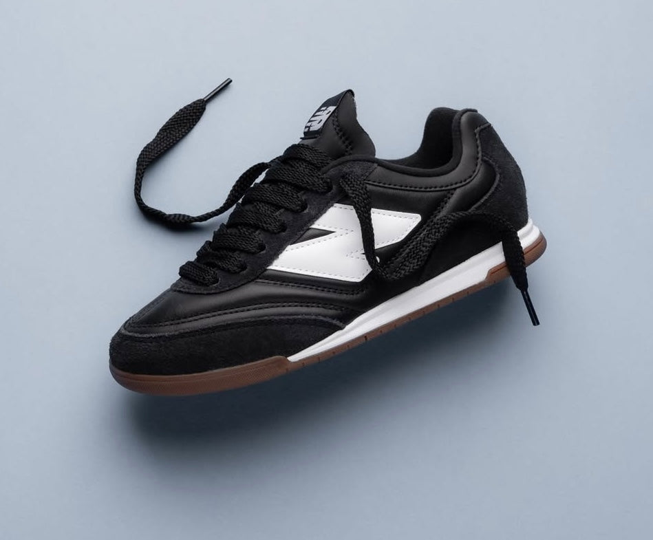 NEW BALANCE CLASSIC RUNNERS BLACK WHITE GUM BOTTOM