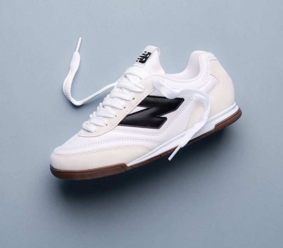 NEW BALANCE CLASSIC RUNNERS WHITE BLACK GUM BOTTOM