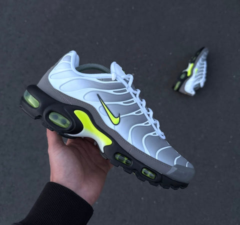 NIKE AIR MAX PLUS VOLT