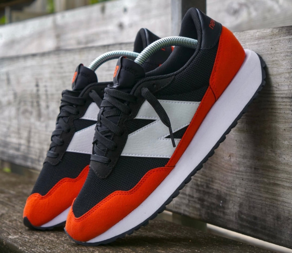 NEW BALANCE TRAINERS BLACK RED